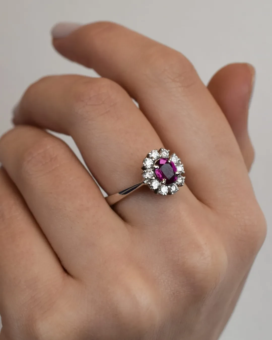Anello cestino con brillanti e rubino da 1,05 ct
