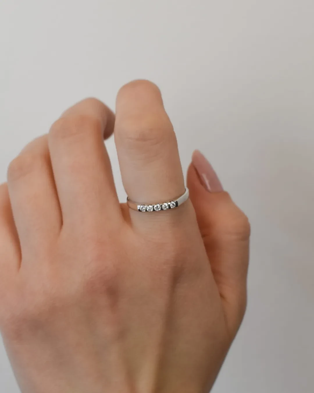 Anello veretta con cinque brillanti