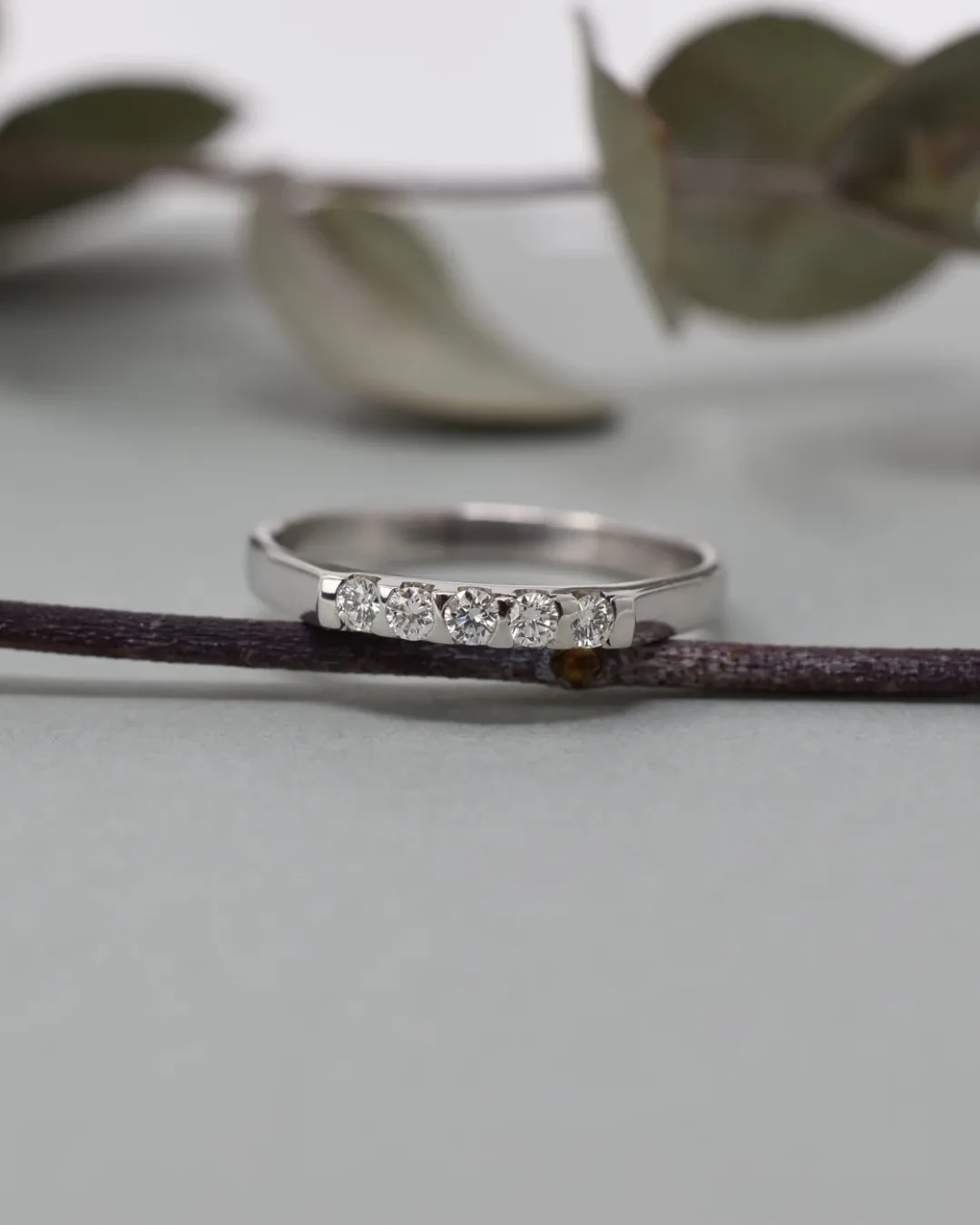 Anello veretta con cinque brillanti