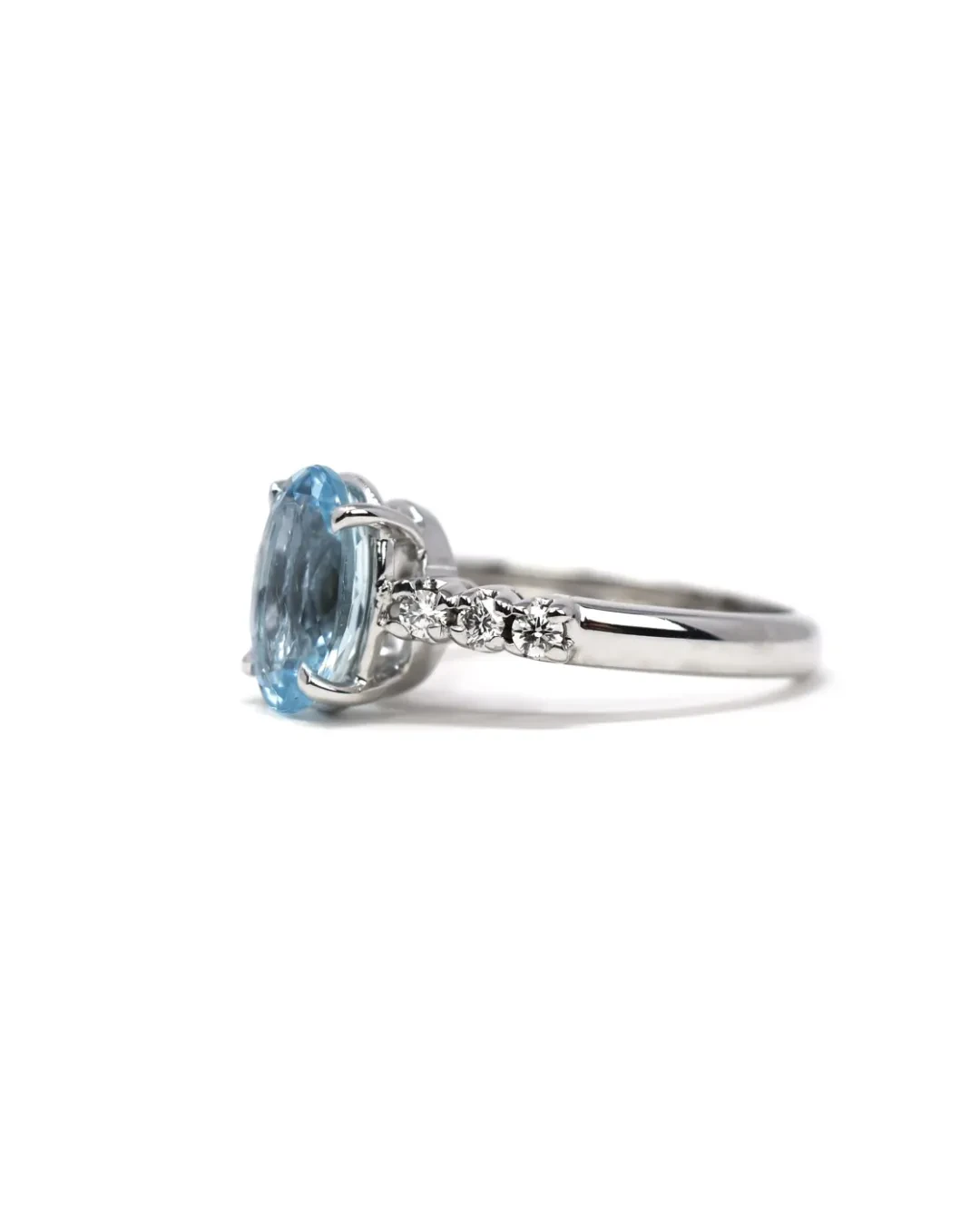 Anello con Acquamarina ovale da 2,12 ct e brillanti