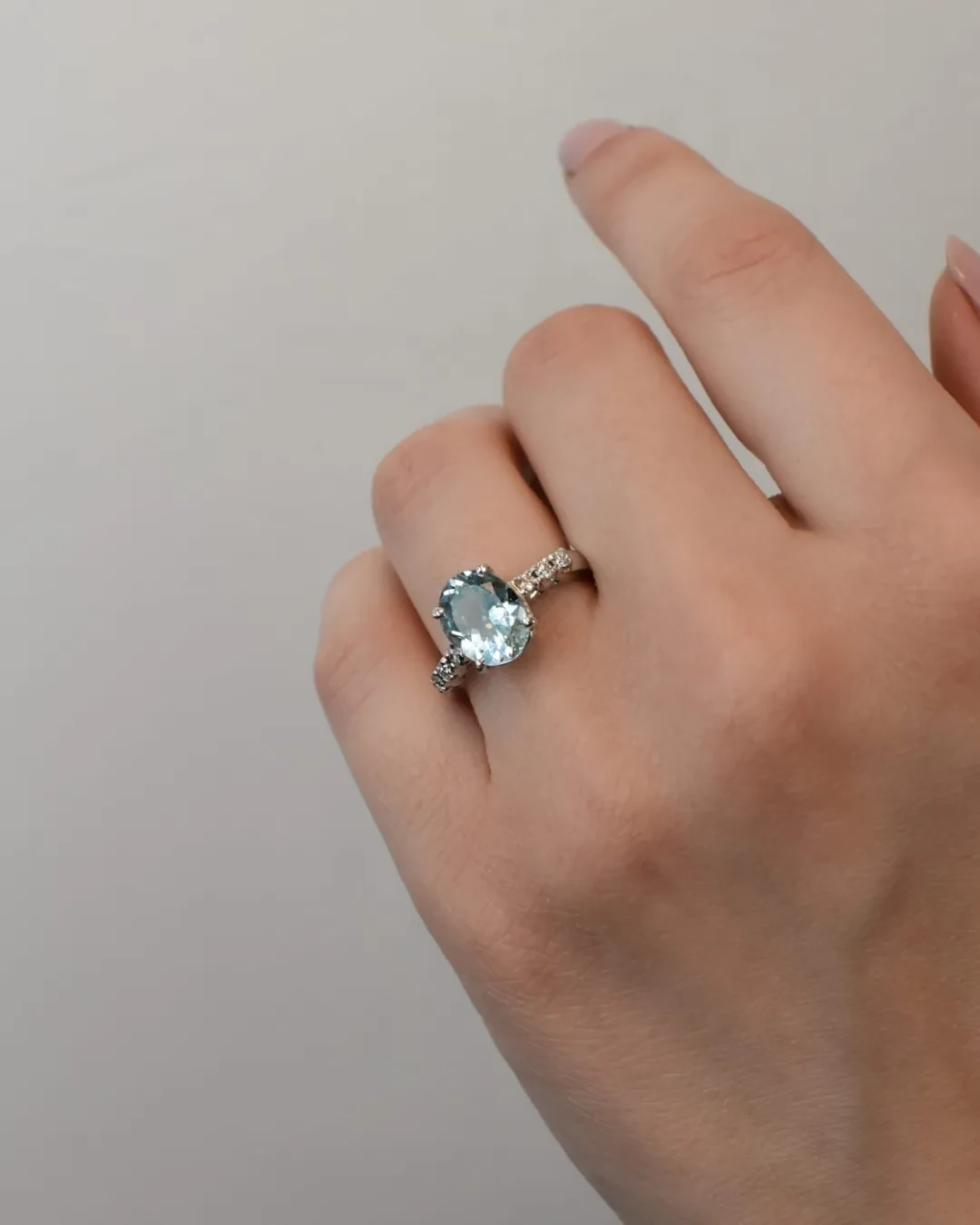 Anello con Acquamarina ovale da 2,12 ct e brillanti