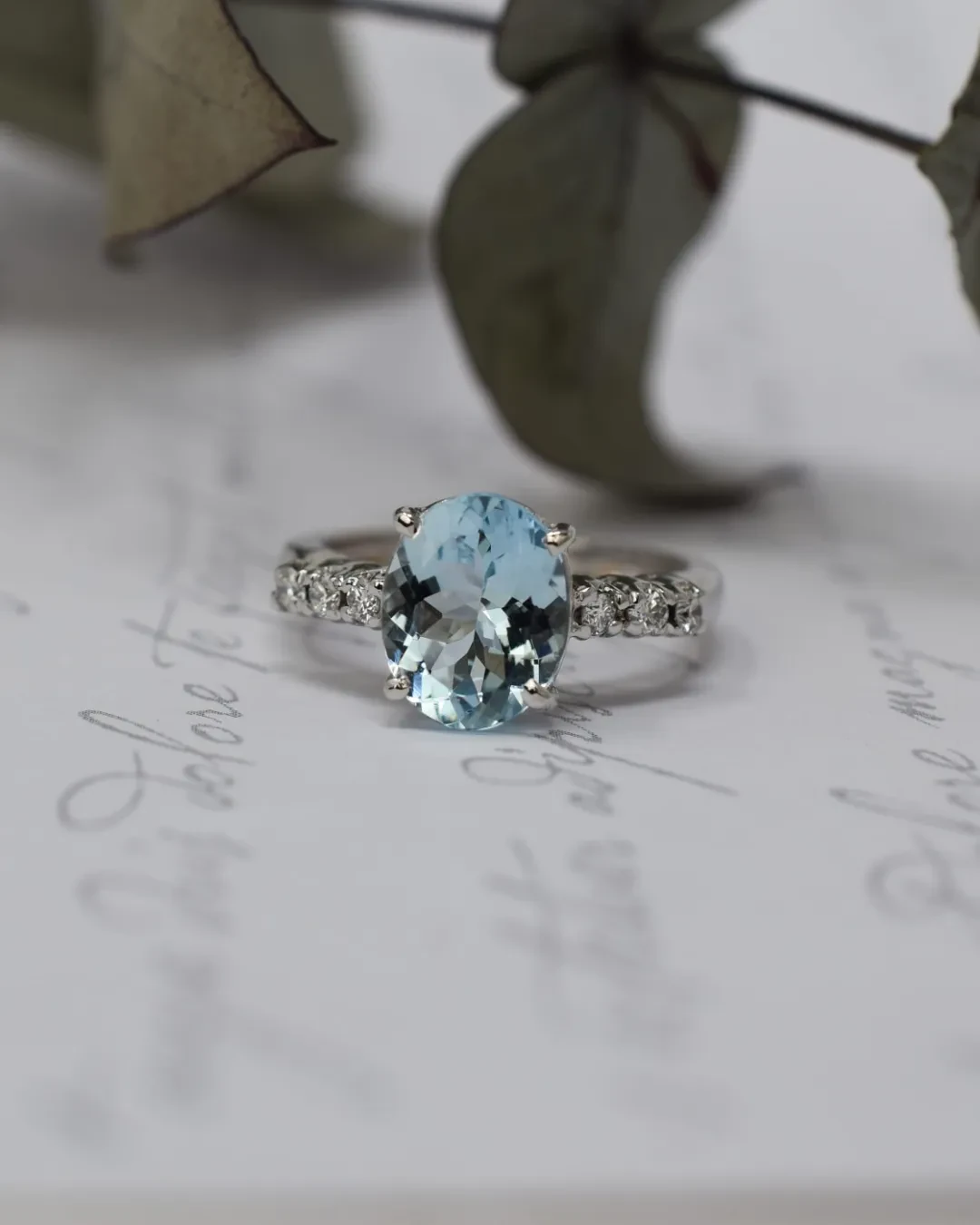 Anello con Acquamarina ovale da 2,12 ct e brillanti