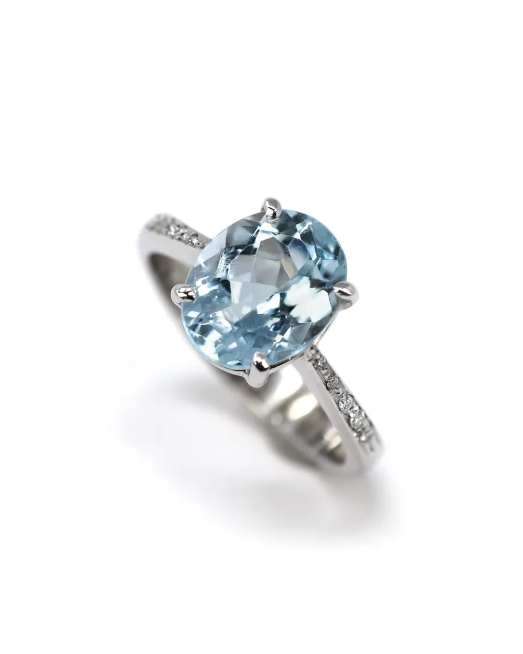Anello con Acquamarina da 3,30 ct e brillanti