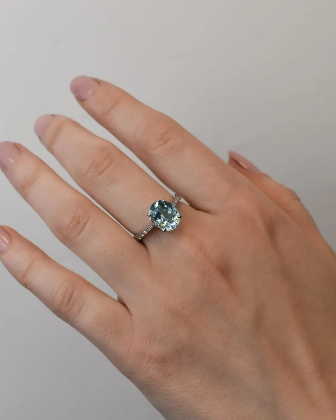 Anello con Acquamarina da 3,30 ct e brillanti