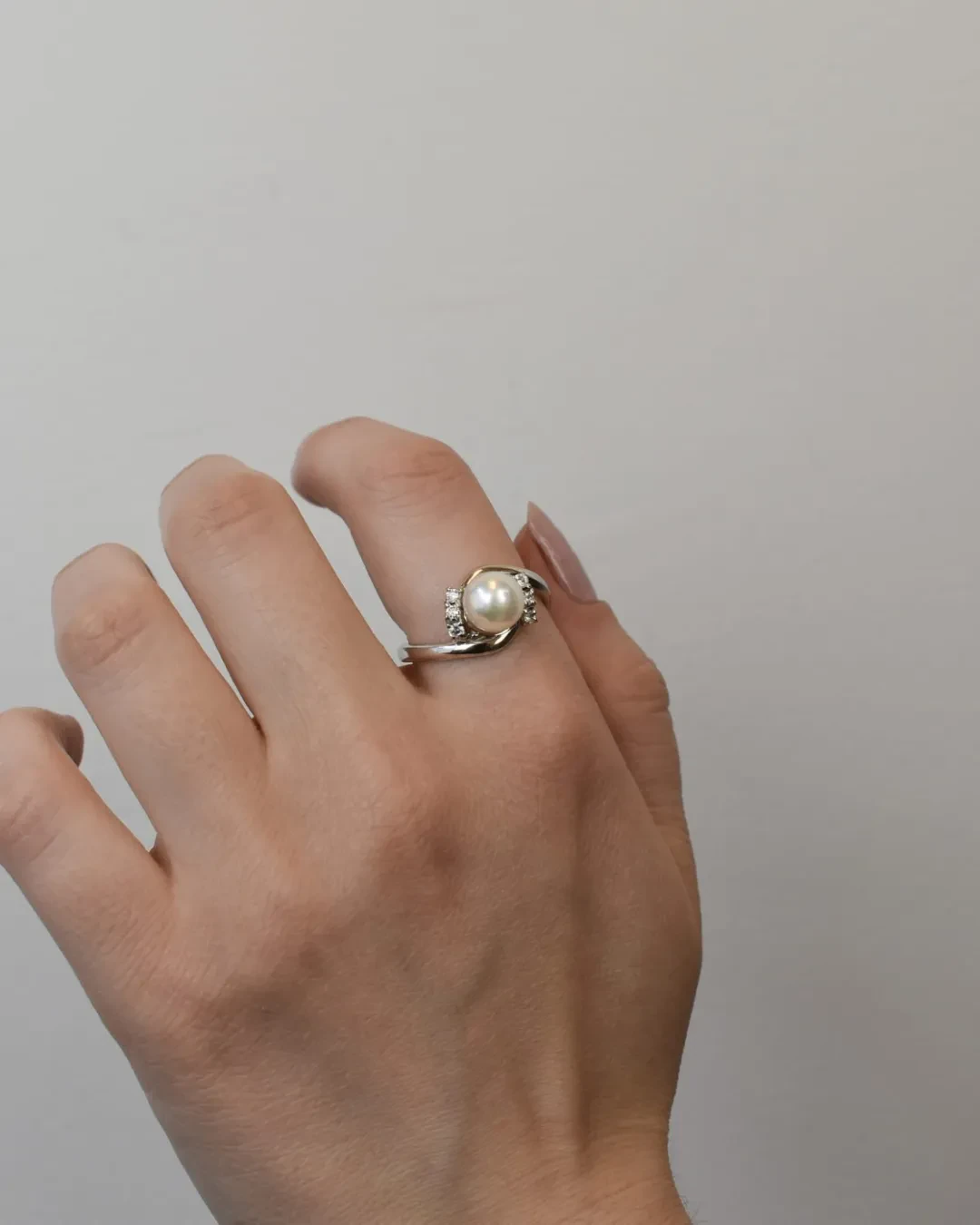 Anello con perla e cubik zirconia