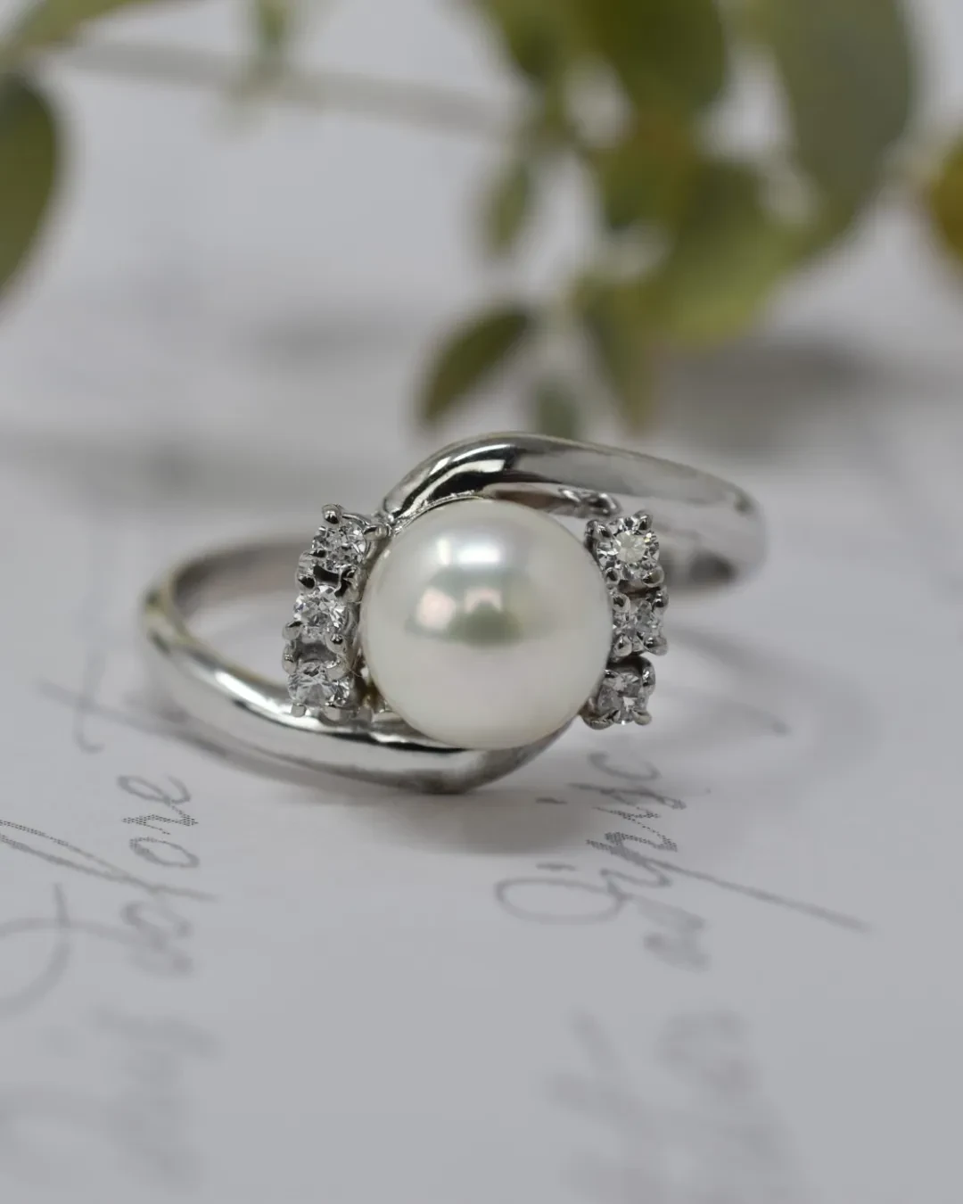 Anello con perla e cubik zirconia