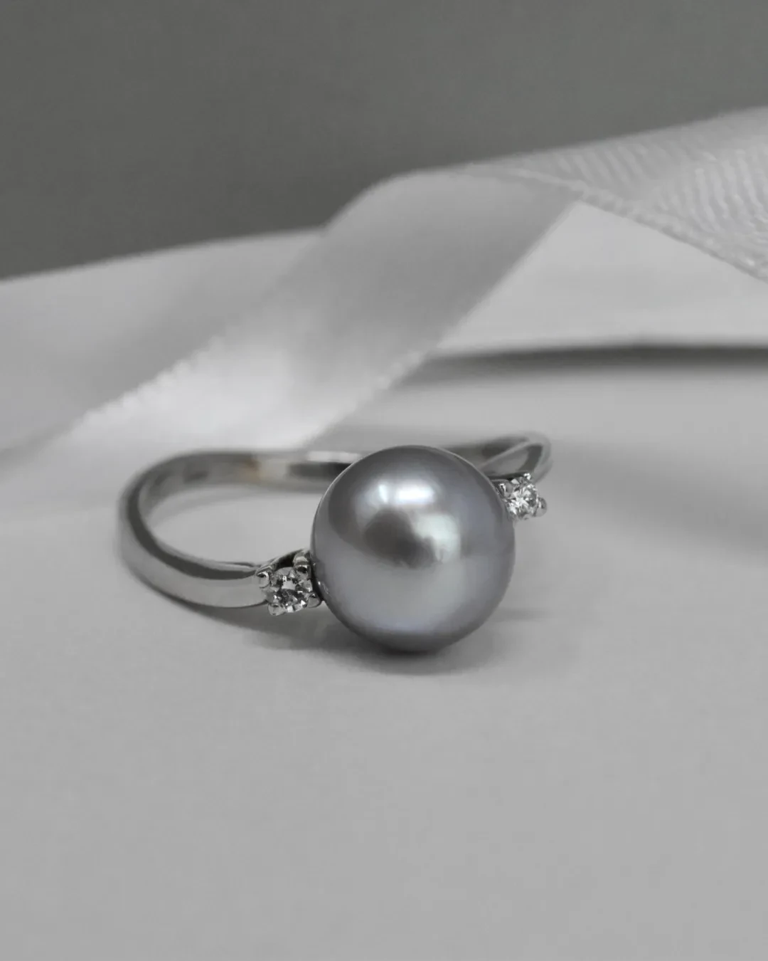 Anello in oro bianco con brillanti e perla grigia Tahiti