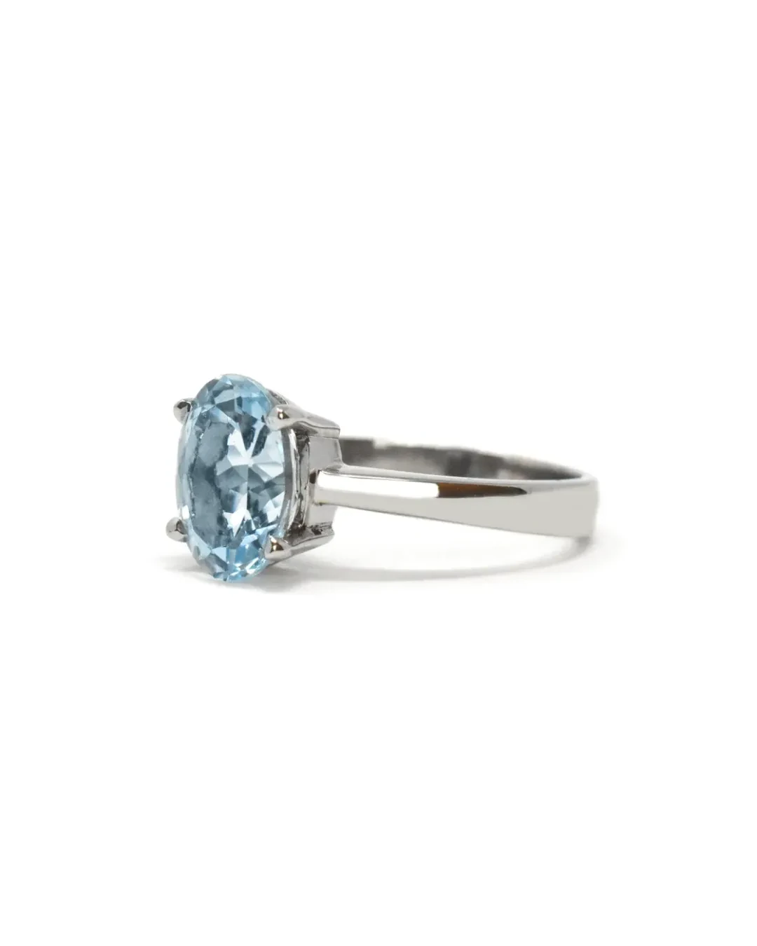 Anello in oro bianco con acquamarina brasiliana