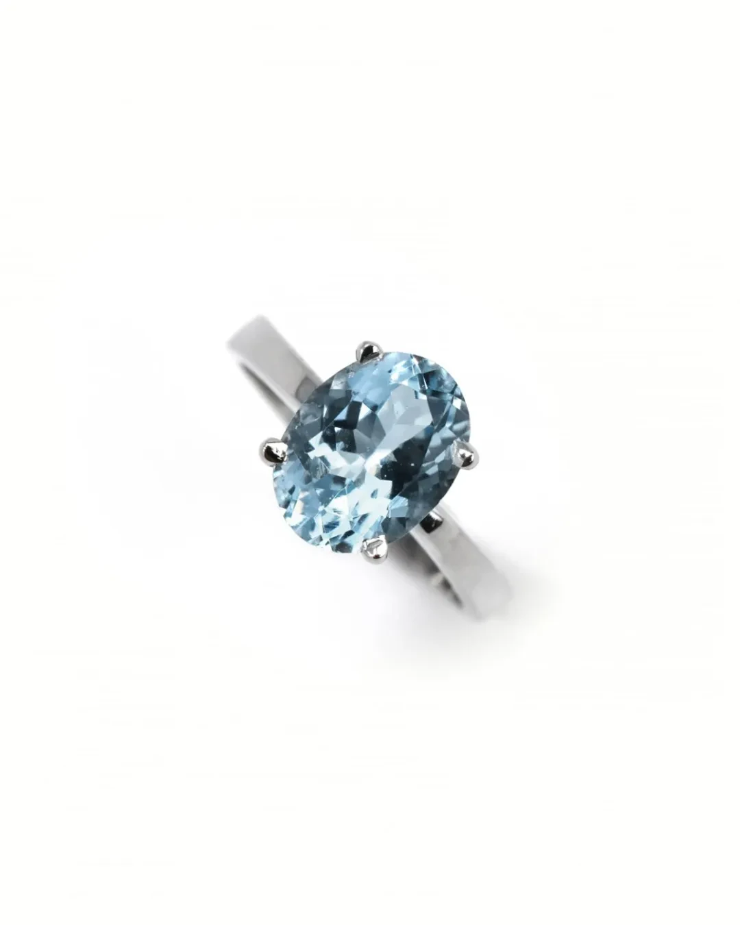 Anello in oro bianco con acquamarina brasiliana