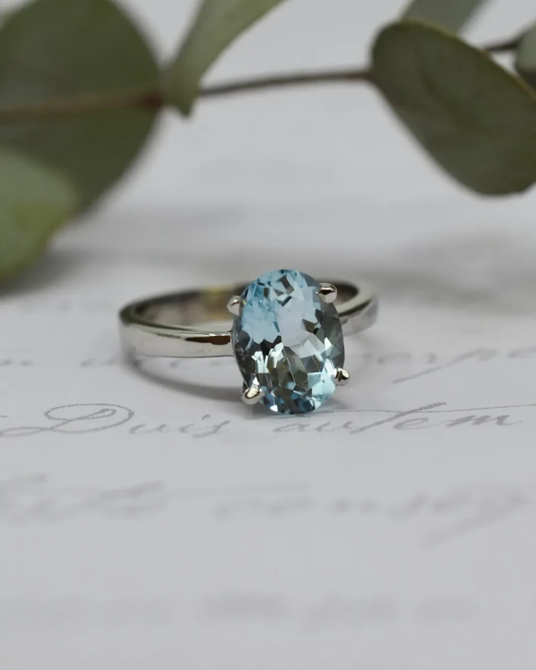 Anello in oro bianco con acquamarina brasiliana