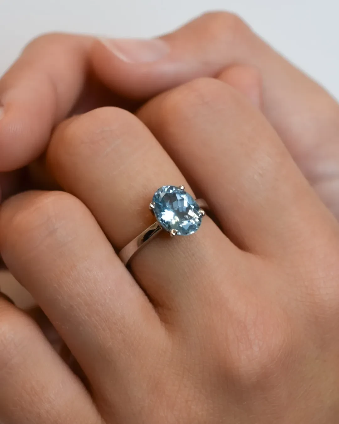 Anello in oro bianco con acquamarina brasiliana