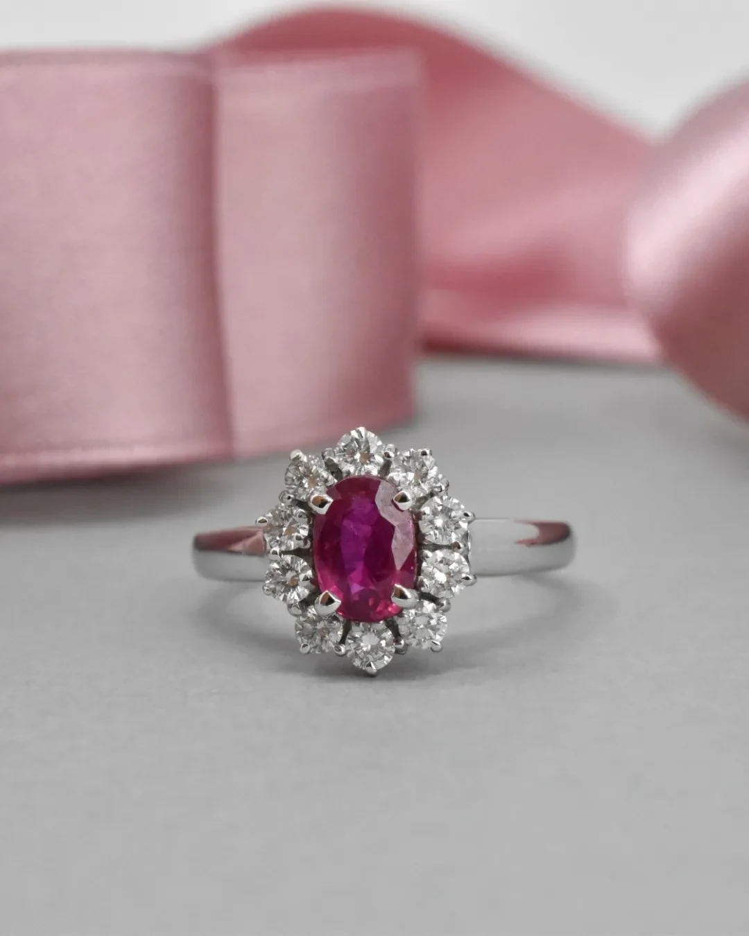 Anello in oro bianco con rubino naturale e brillanti