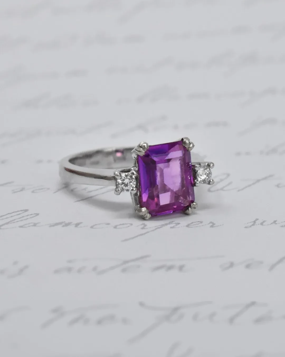 Anello in oro bianco con rubino e brillanti