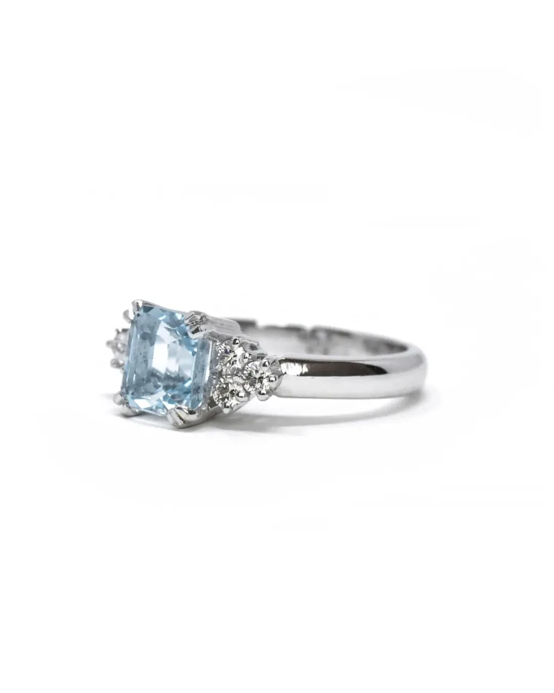 Anello in oro bianco con acquamarina brasiliana e brillanti
