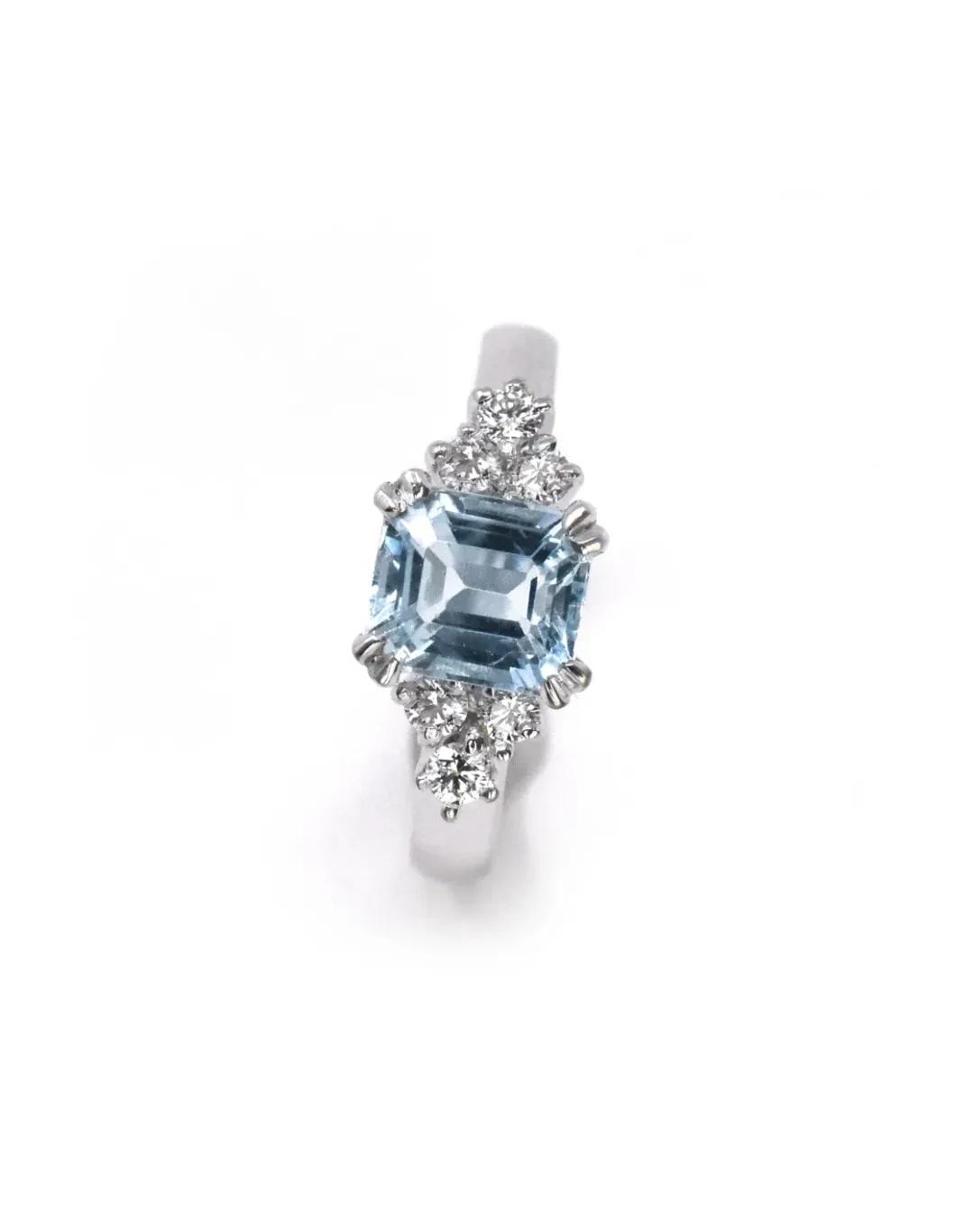 Anello in oro bianco con acquamarina brasiliana e brillanti
