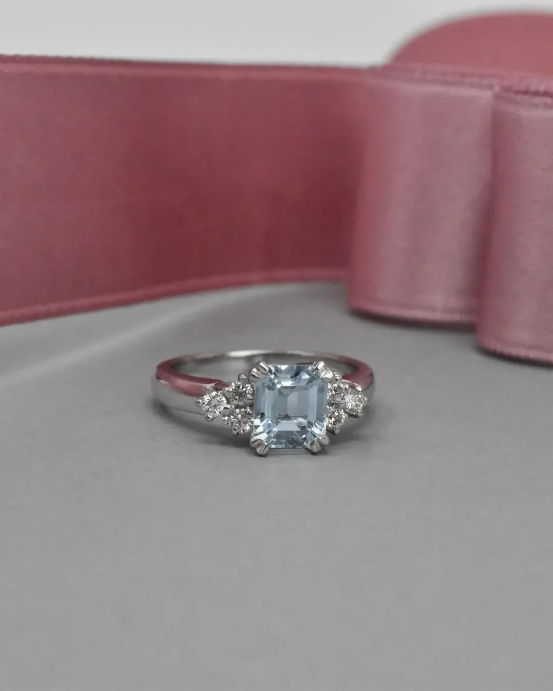 Anello in oro bianco con acquamarina brasiliana e brillanti