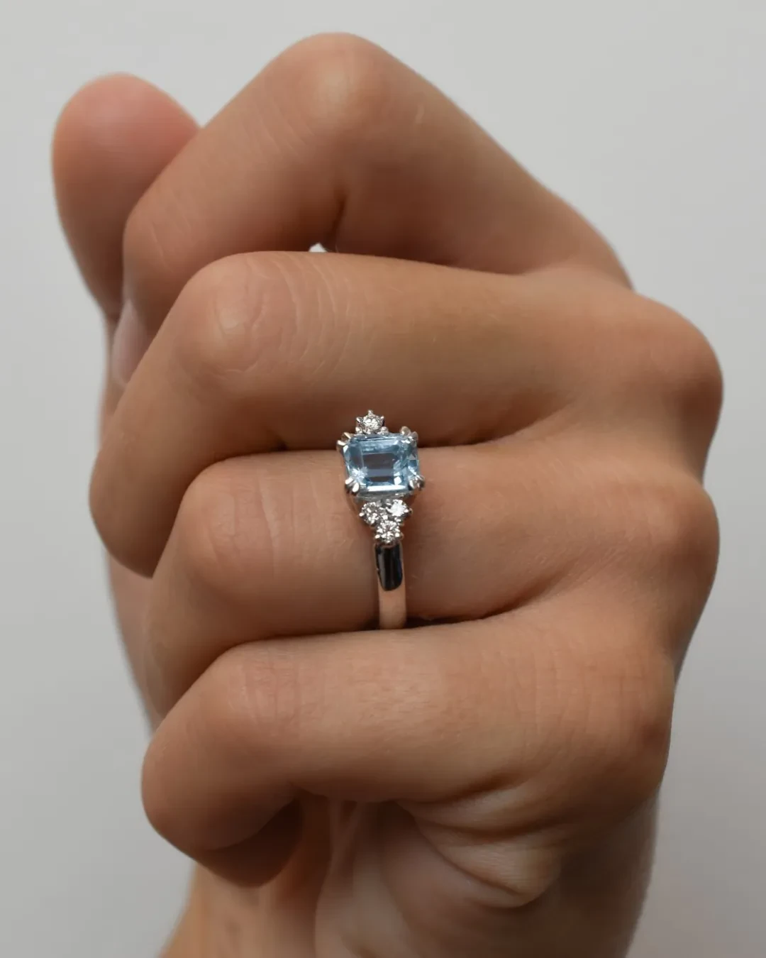 Anello in oro bianco con acquamarina brasiliana e brillanti