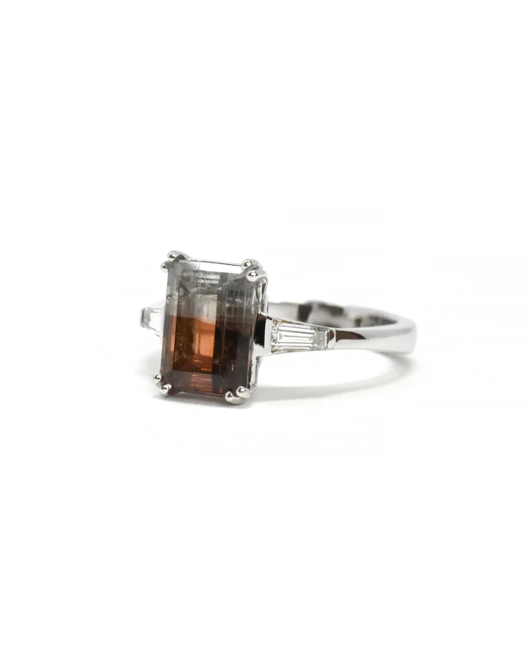 Anello in oro bianco con tormalina e diamanti