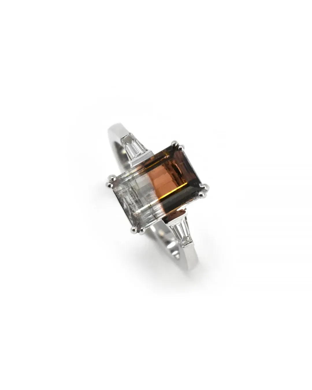 Anello in oro bianco con tormalina e diamanti