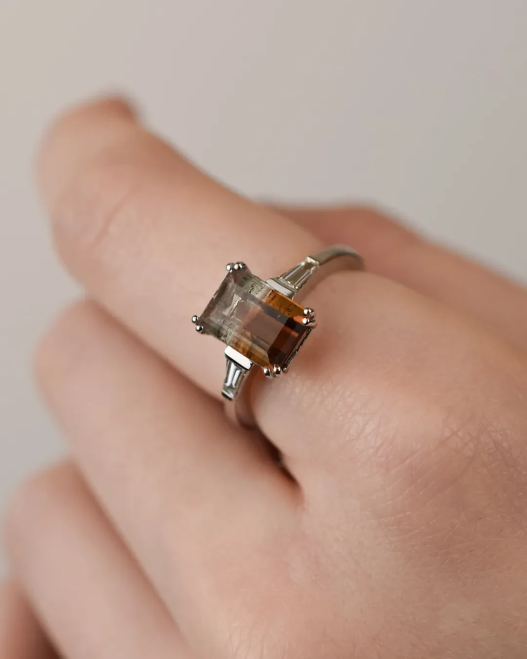 Anello in oro bianco con tormalina e diamanti