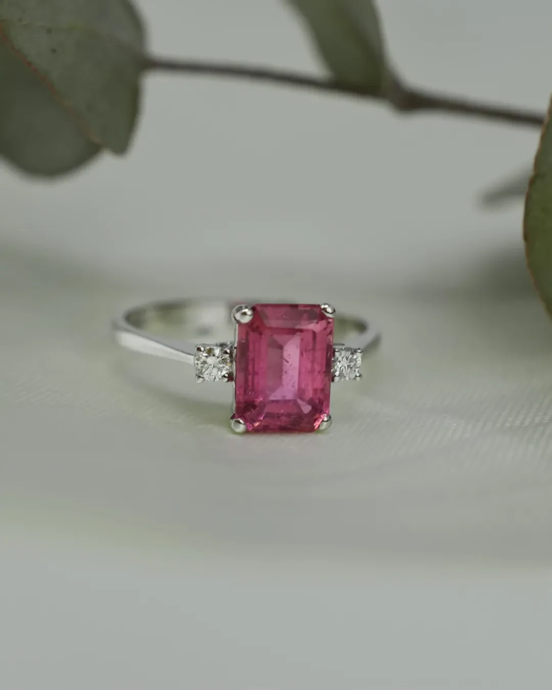 Anello oro bianco con tormalina e diamanti