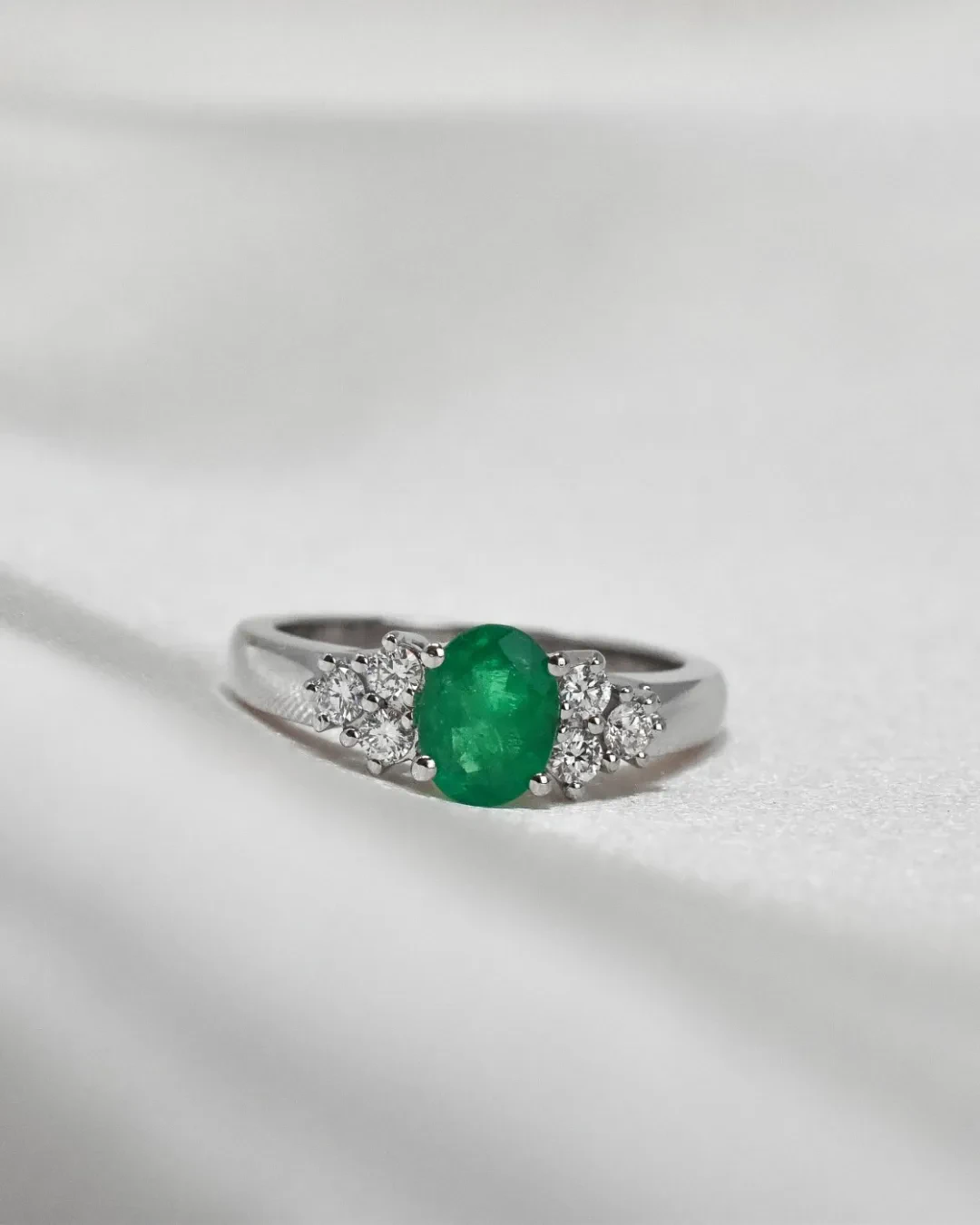 Anello in oro bianco con smeraldo e brillanti