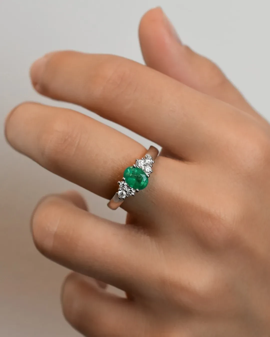 Anello in oro bianco con smeraldo e brillanti