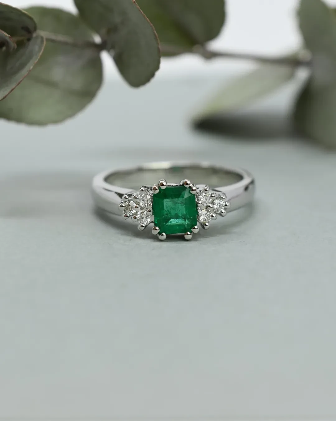 Anello in oro bianco con smeraldo e brillanti