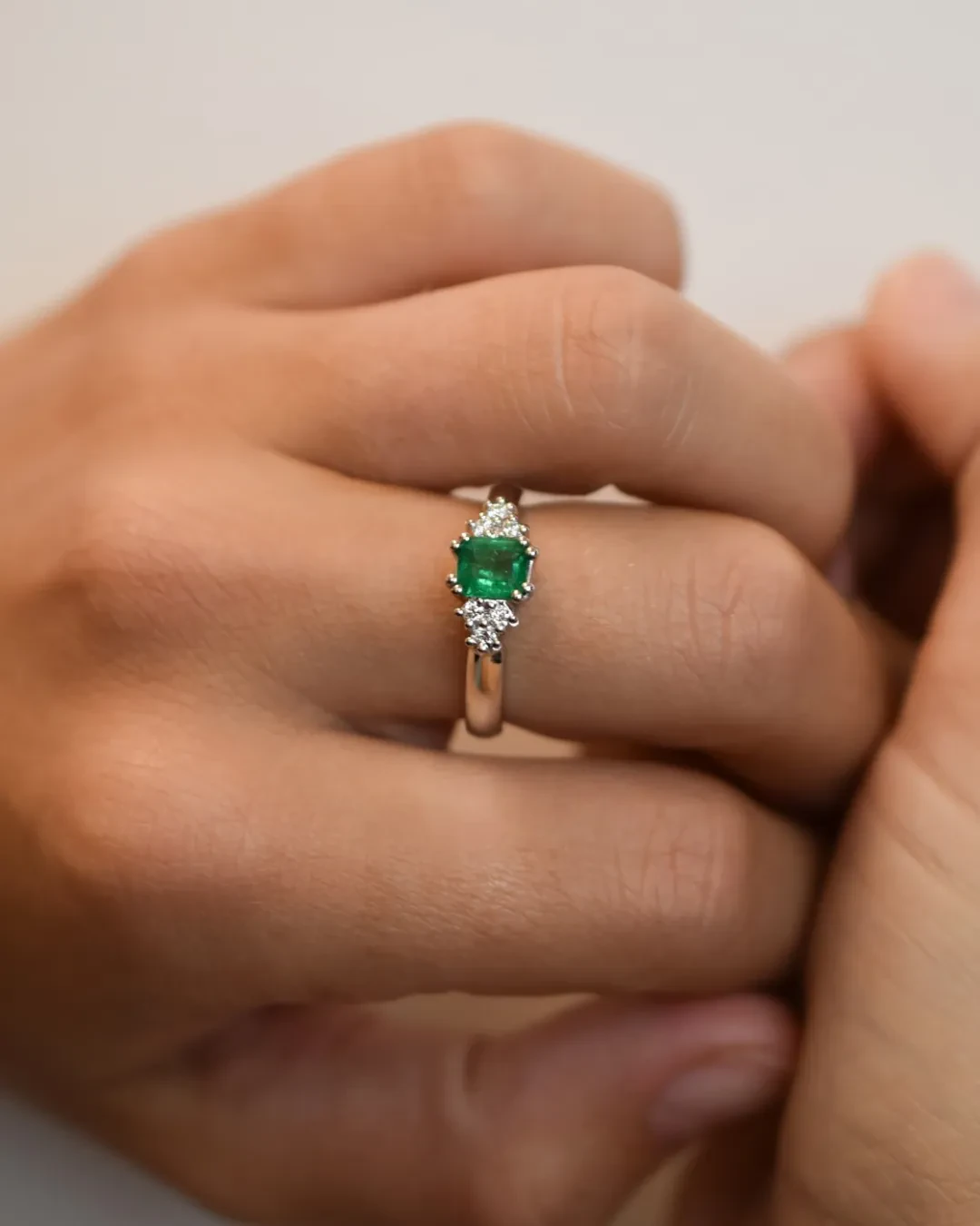 Anello in oro bianco con smeraldo e brillanti