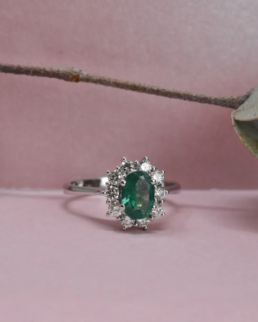 Anello in oro bianco con smeraldo e brillanti