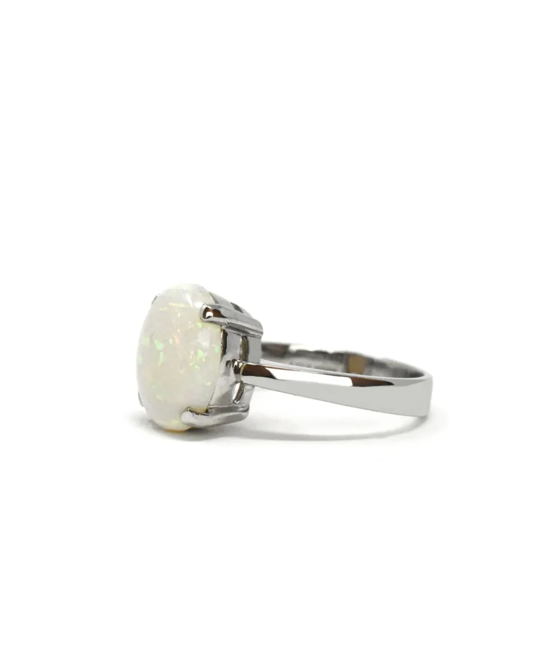 Anello in oro bianco con opale bianco