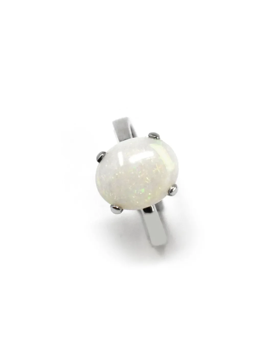Anello in oro bianco con opale bianco