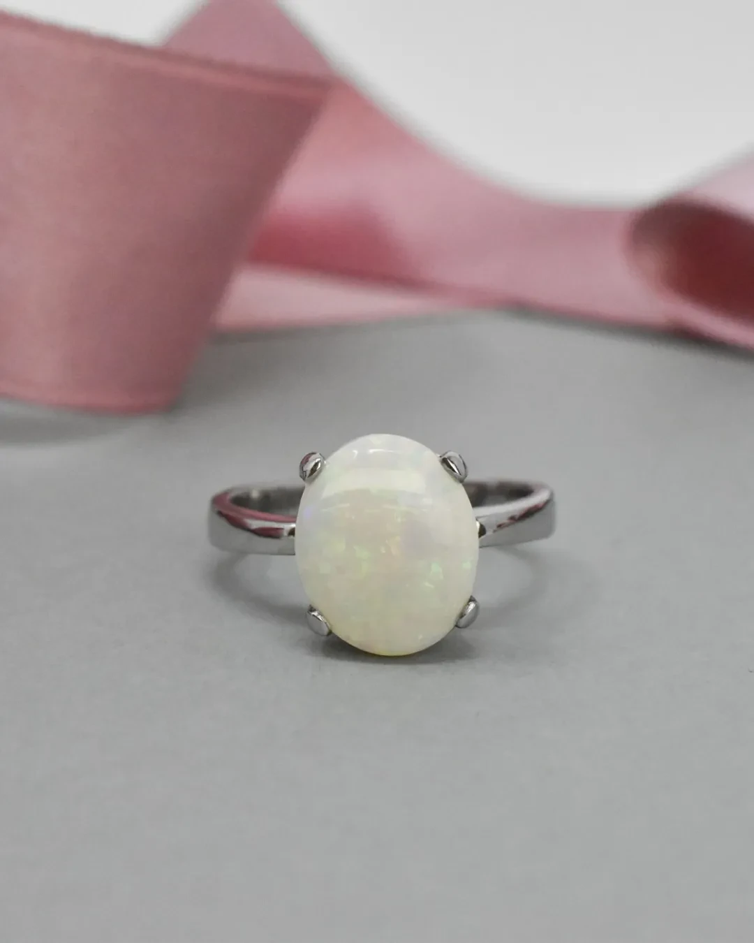 Anello in oro bianco con opale bianco