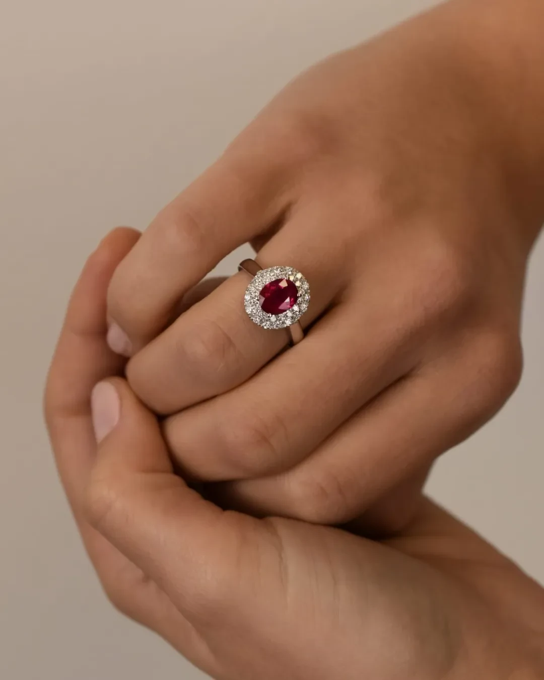 Anello con rubino 1,58 carati e brillanti