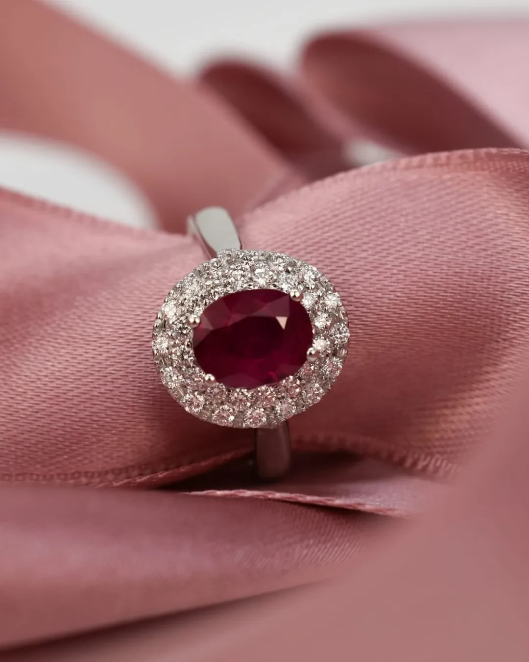 Anello con rubino 1,58 carati e brillanti