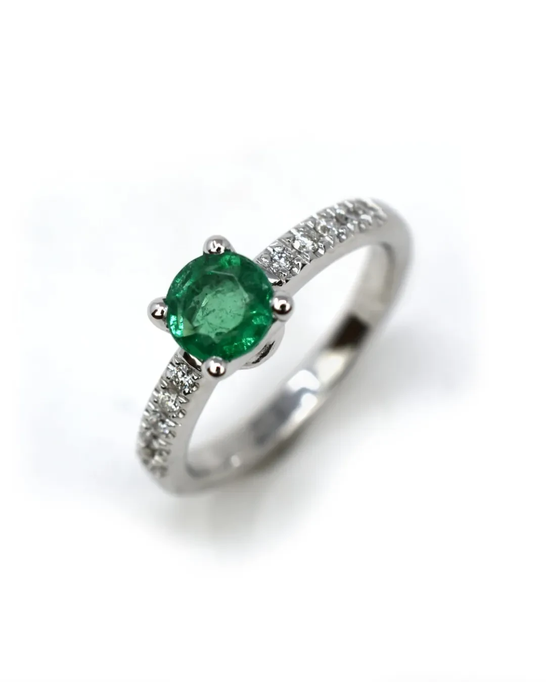 Anello con smeraldo e brillanti