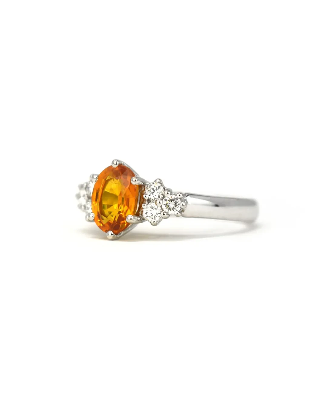 Anello con zaffiro giallo e brillanti