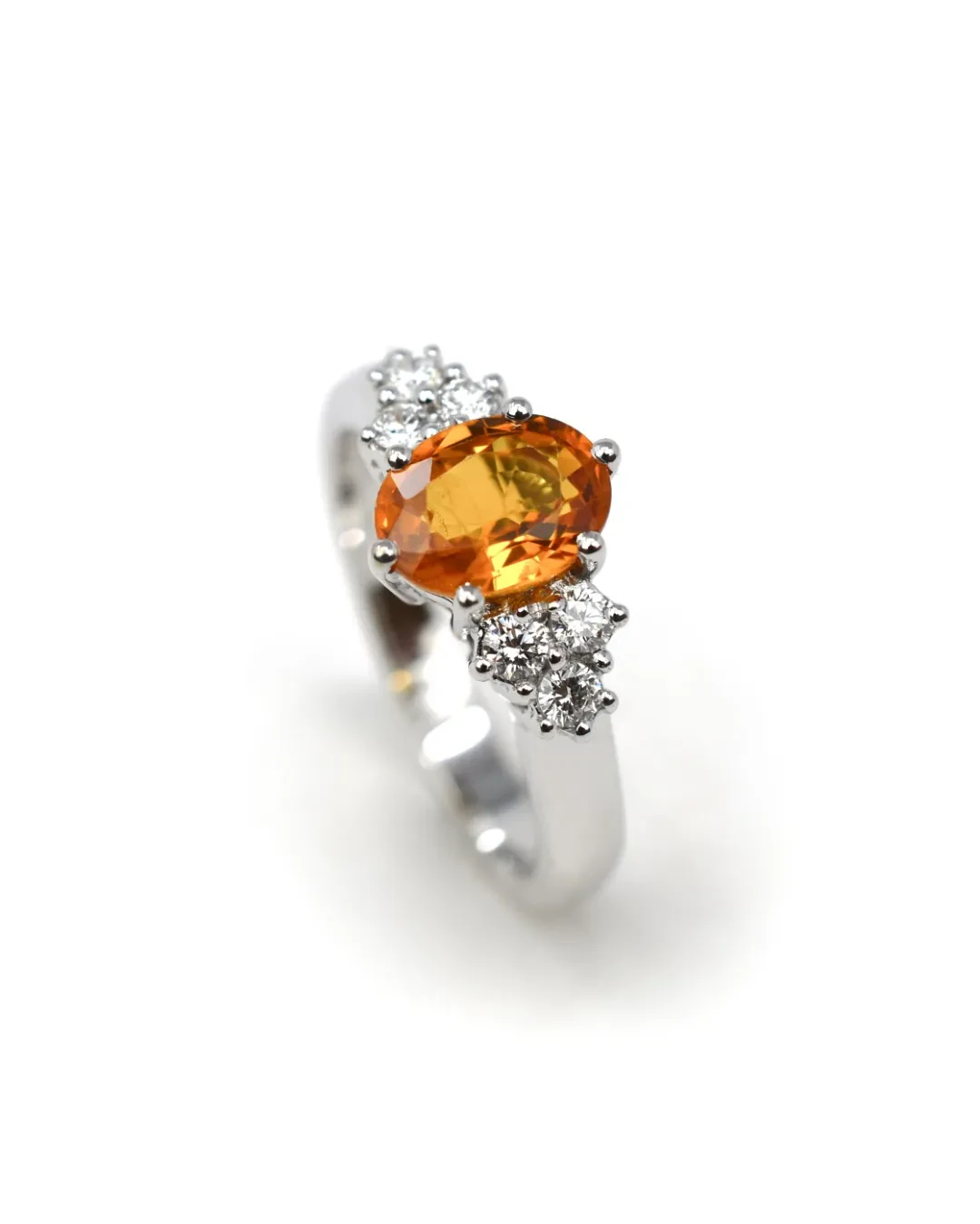 Anello con zaffiro giallo e brillanti