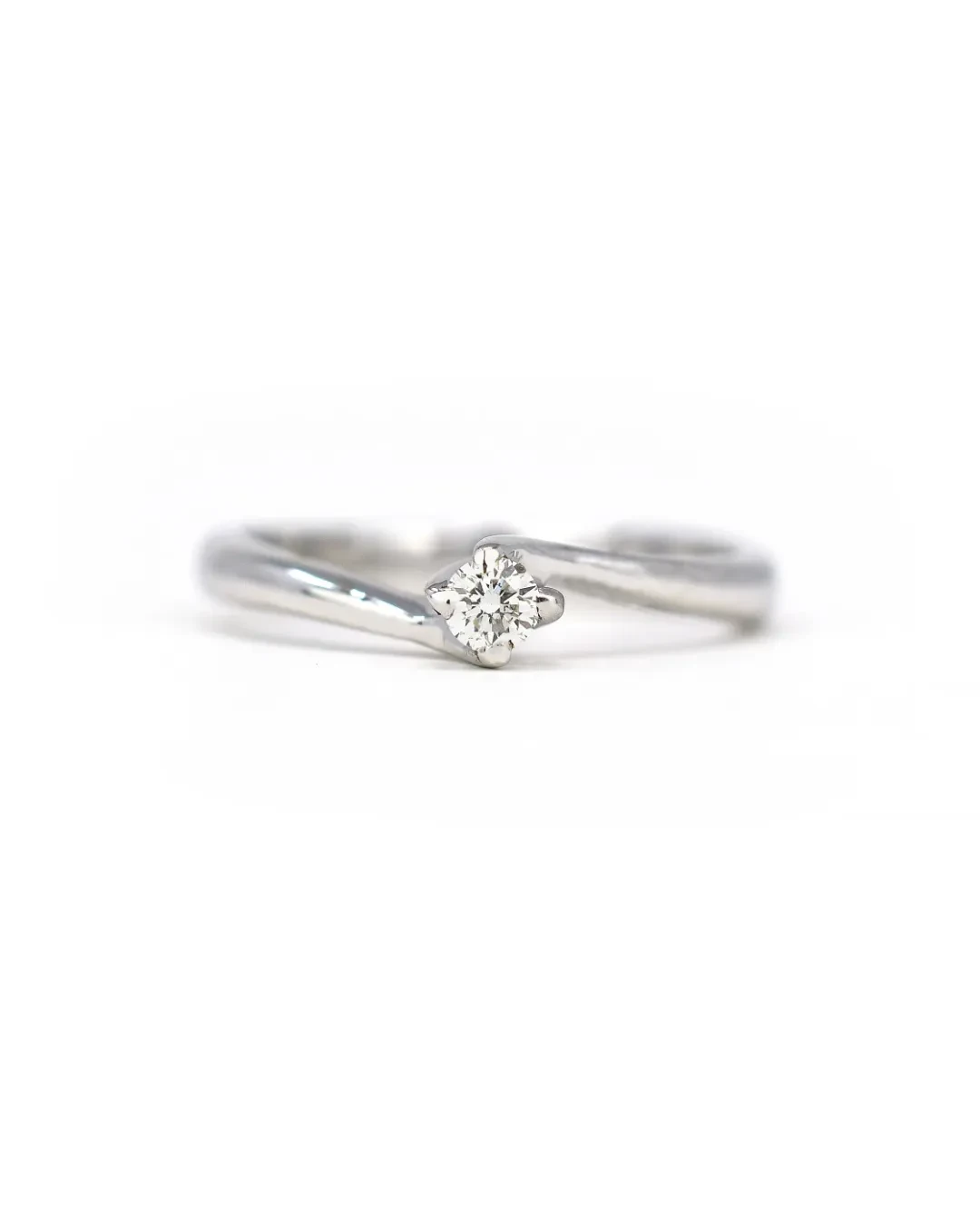 Anello con brillante 0,15 carati