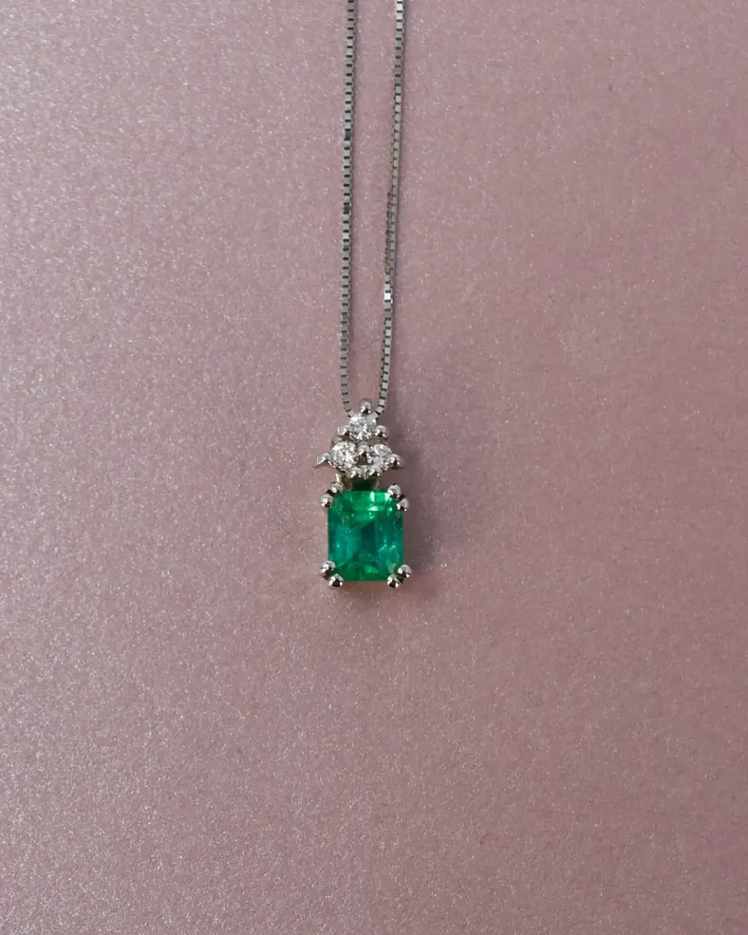 Girocollo con pendente smeraldo e brillanti
