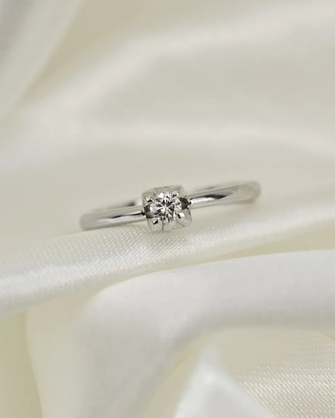 Anello con brillante