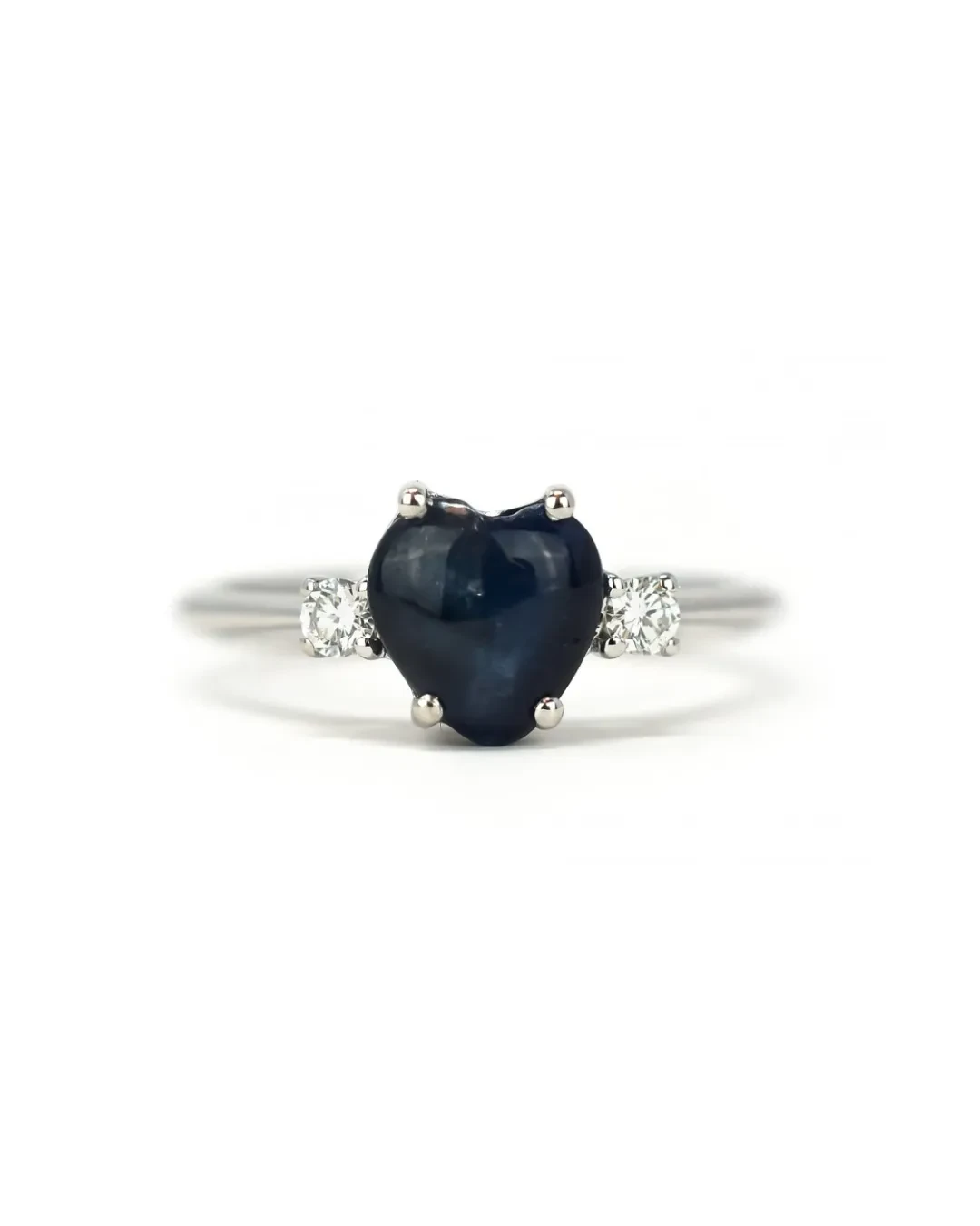 Anello con zaffiro blu e brillanti