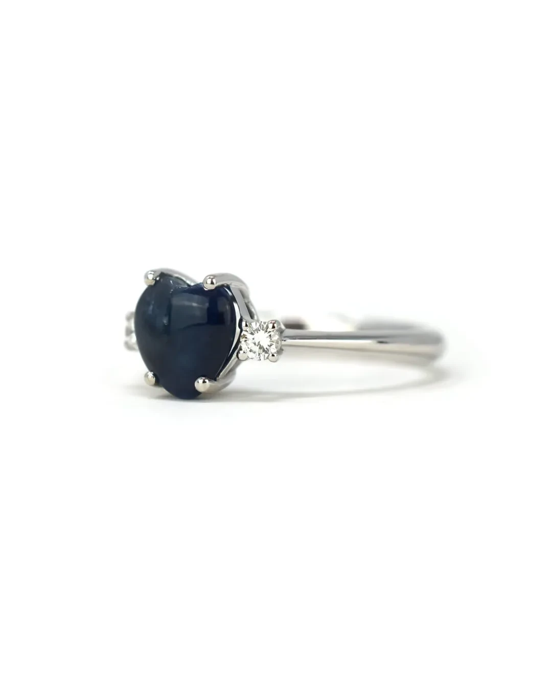 Anello con zaffiro blu e brillanti