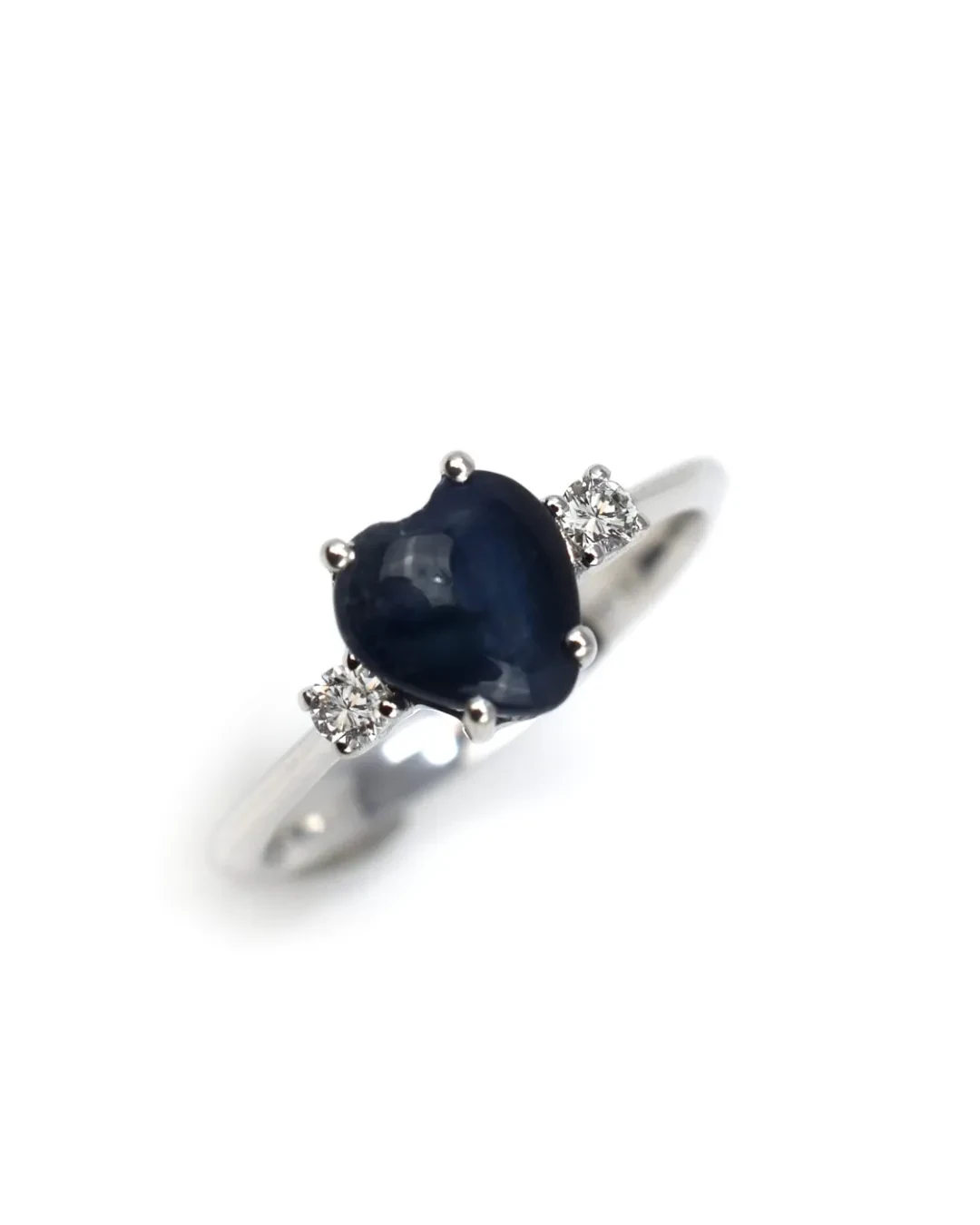 Anello con zaffiro blu e brillanti