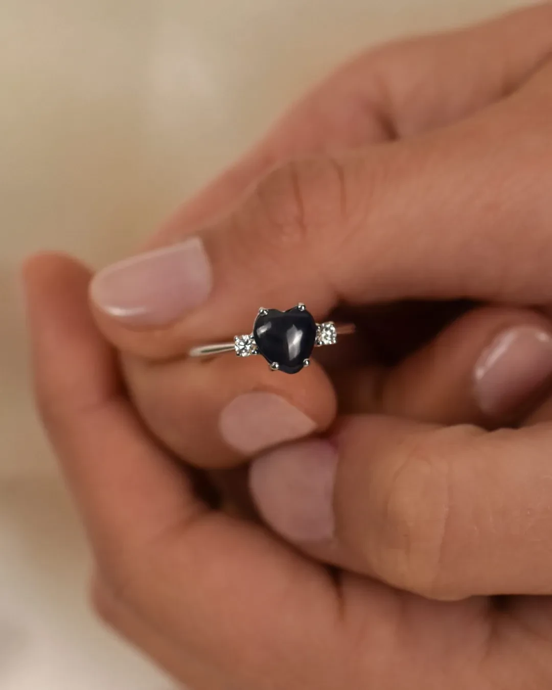 Anello con zaffiro blu e brillanti
