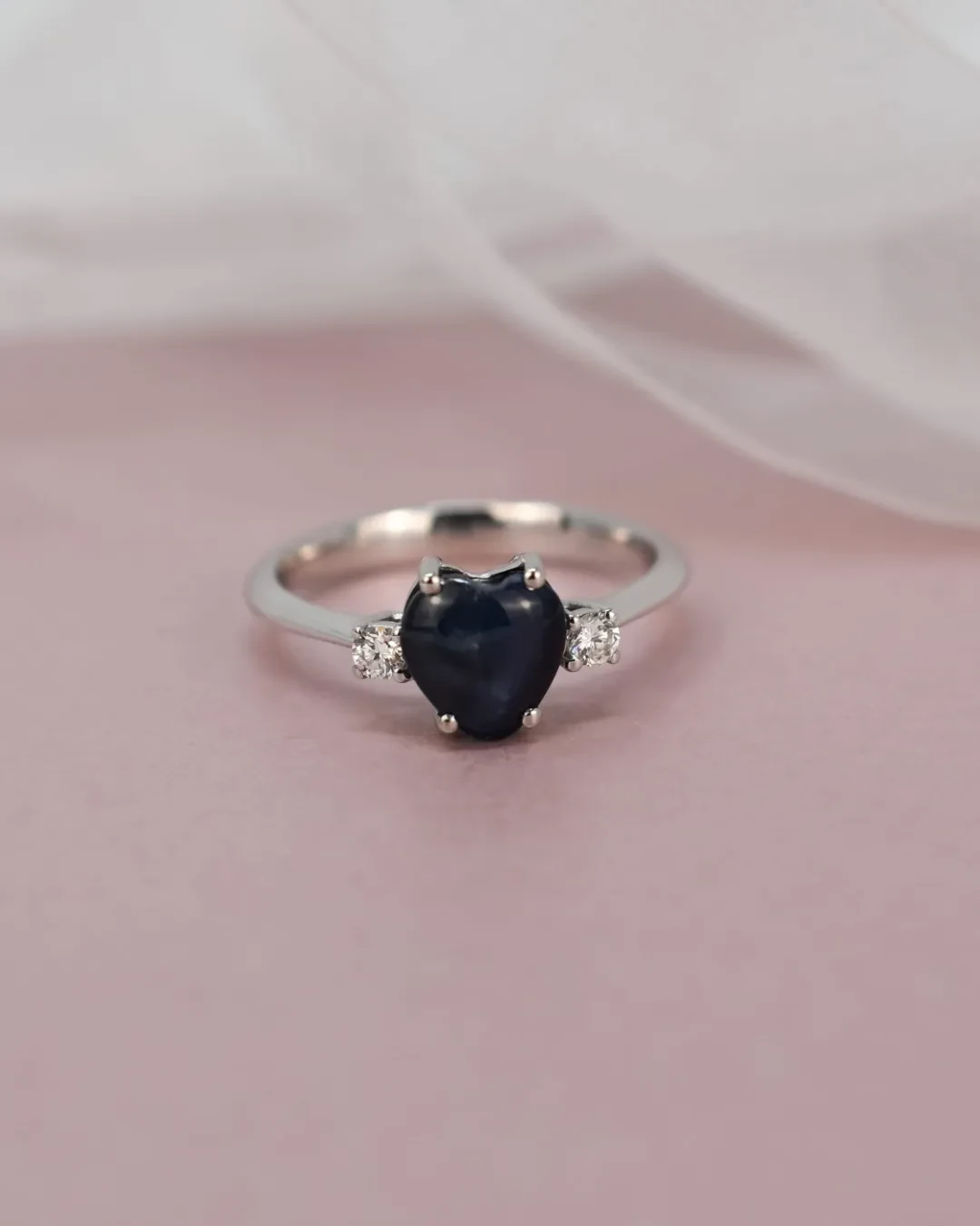 Anello con zaffiro blu e brillanti