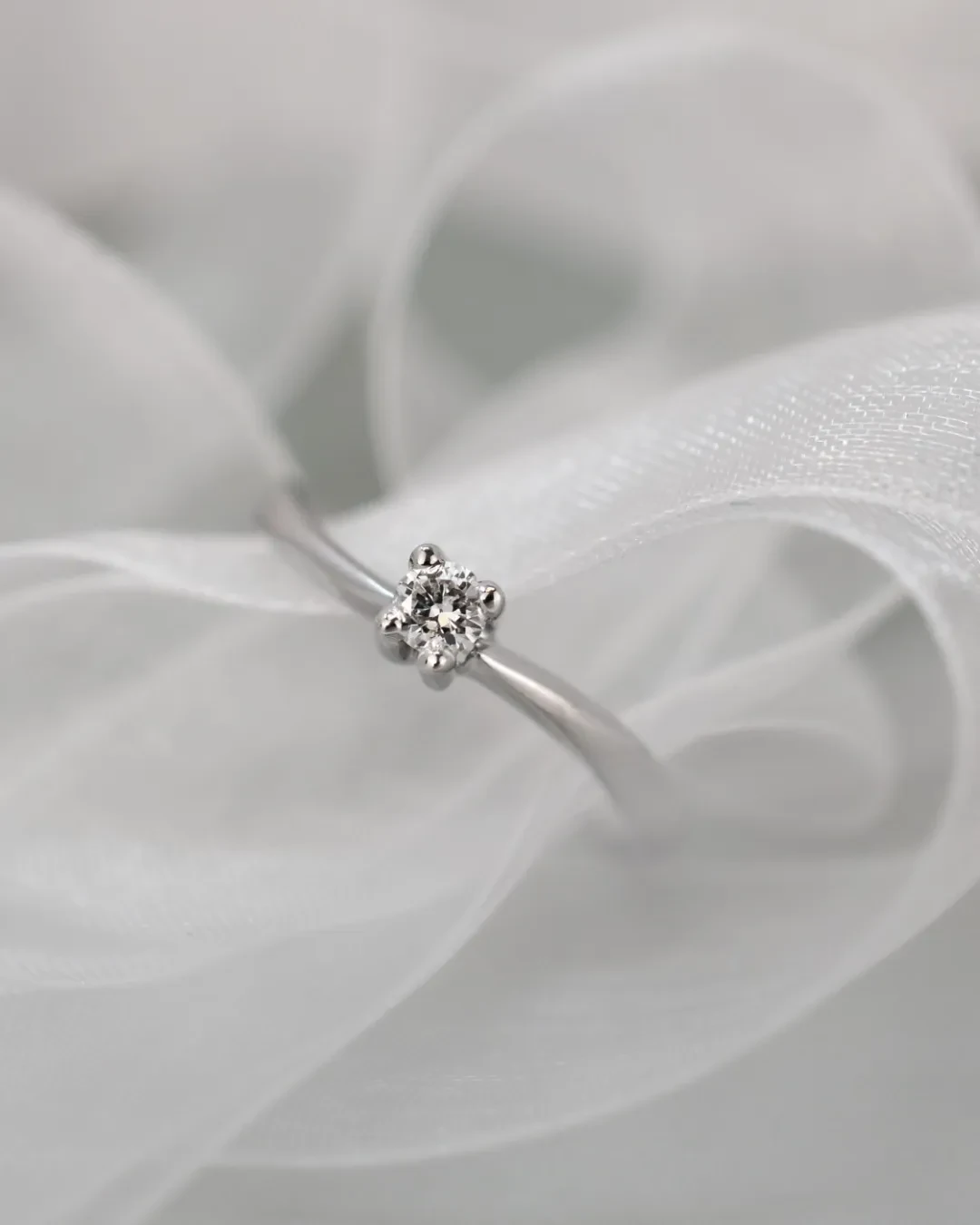 Anello con brillante