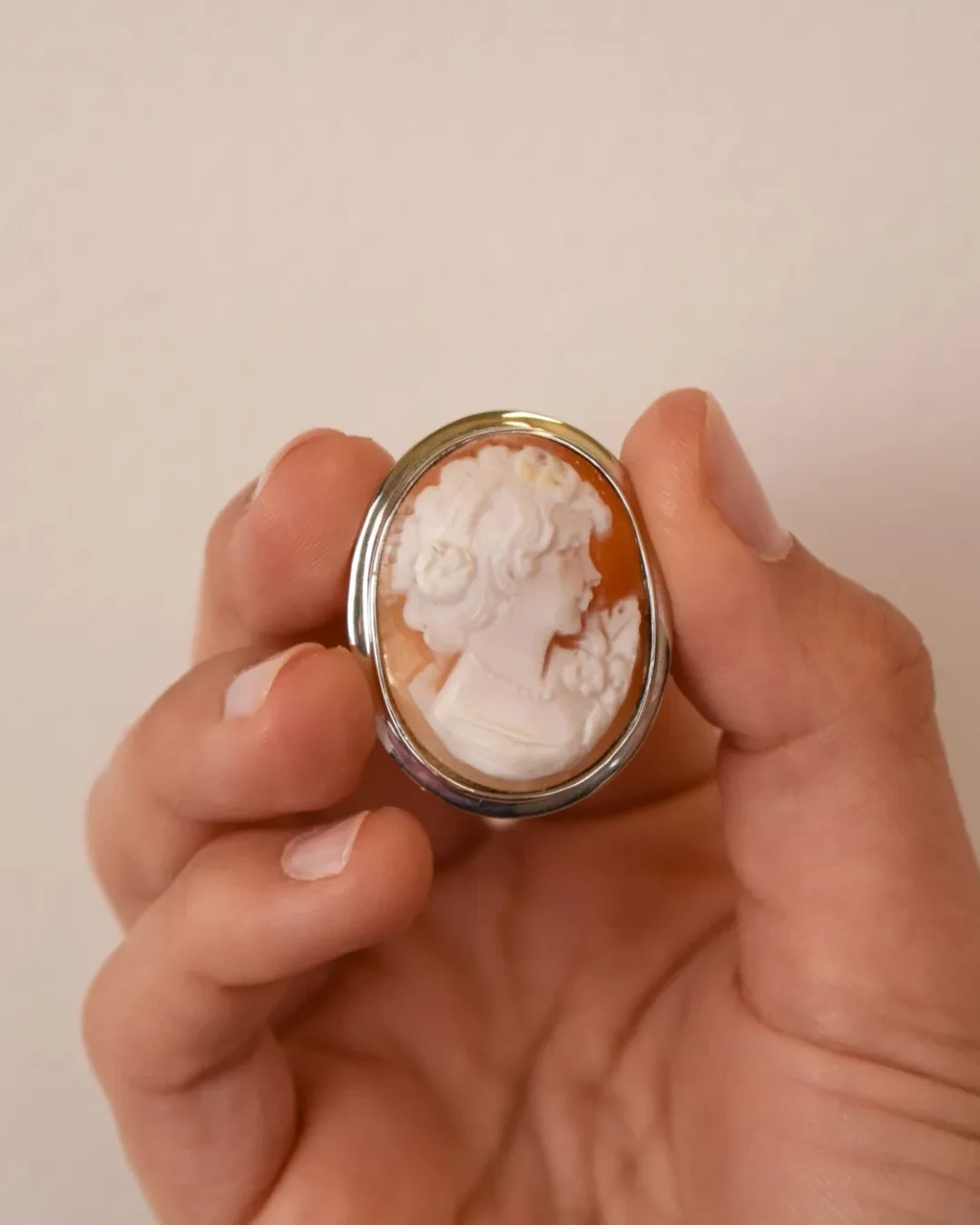 Cameo spilla e pendente in oro bianco