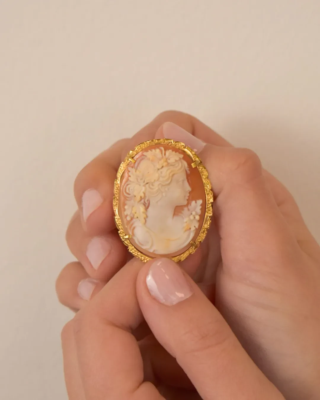 Cameo spilla e pendente in oro giallo