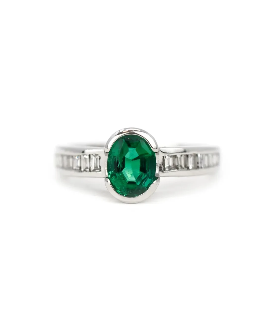Anello con smeraldo a taglio ovale e brillanti a taglio baguette